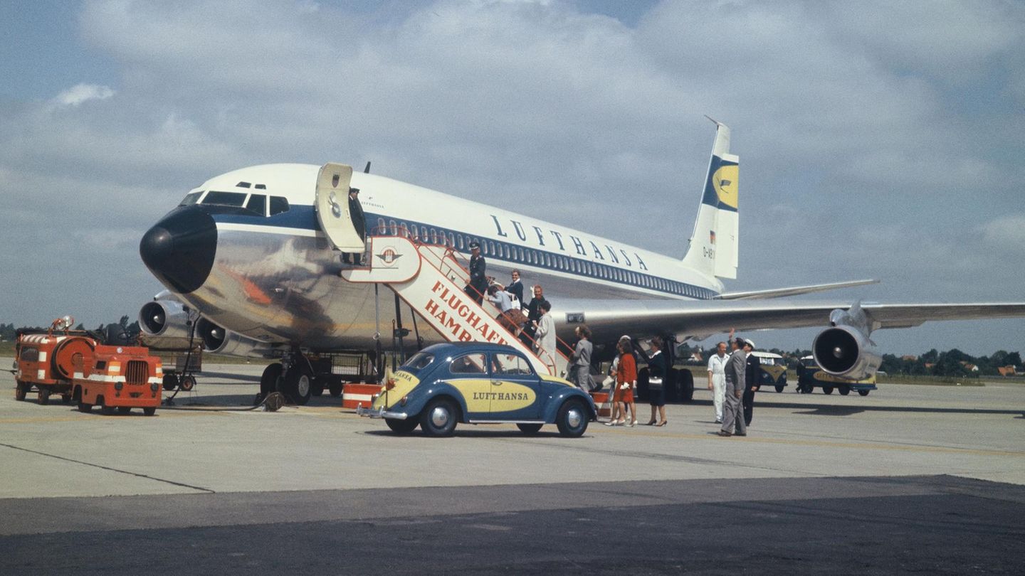 Eine Lufthansa Boing 707 auf dem Rollfeld 1970