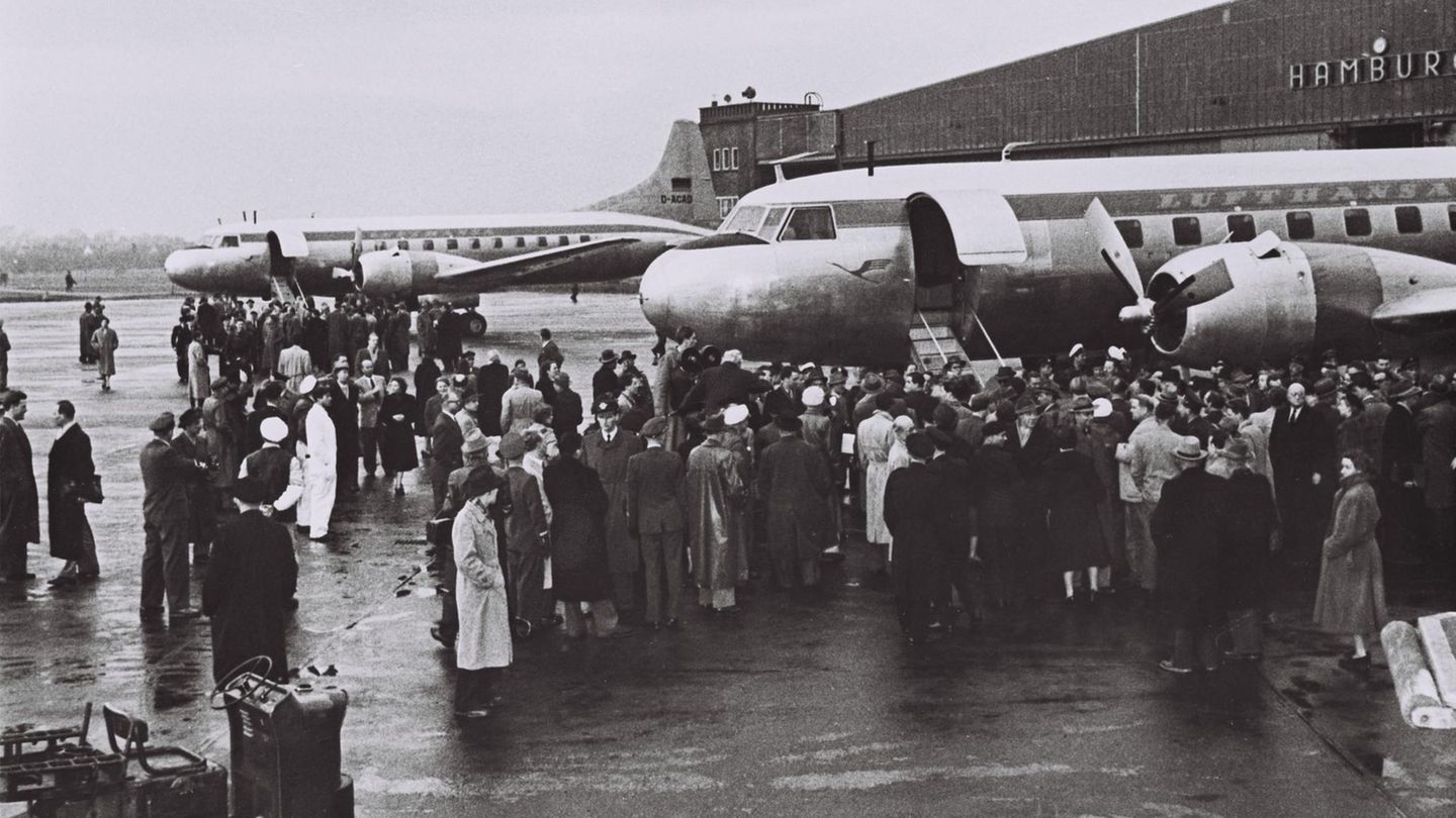 Zwei Lufthansa Convair Passagierflugzeuge mit einer Menschenmenge davor