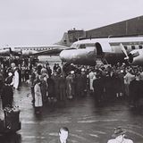 Zwei Lufthansa Convair Passagierflugzeuge mit einer Menschenmenge davor