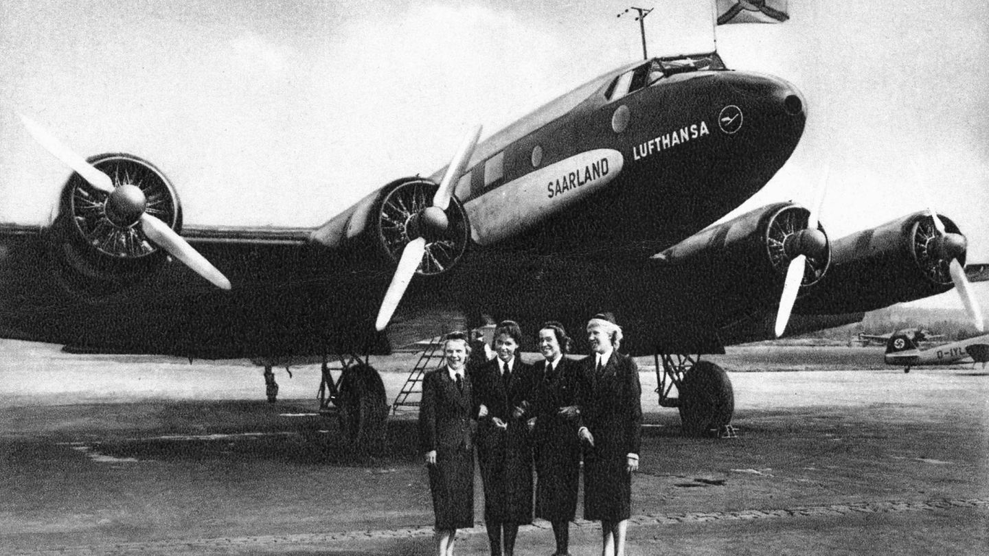 Eine Focke Wolf 200 der Lufthansa, davor sehen vier Stewardessen