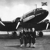 Eine Focke Wolf 200 der Lufthansa, davor sehen vier Stewardessen