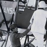 Eine Frau steigt in eine Fokker F 2 ein