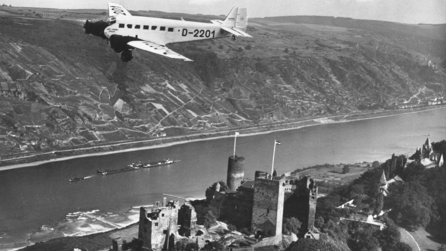 Eine Junkers Ju 52 der Lufthansa über dem Rhein