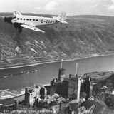 Eine Junkers Ju 52 der Lufthansa über dem Rhein