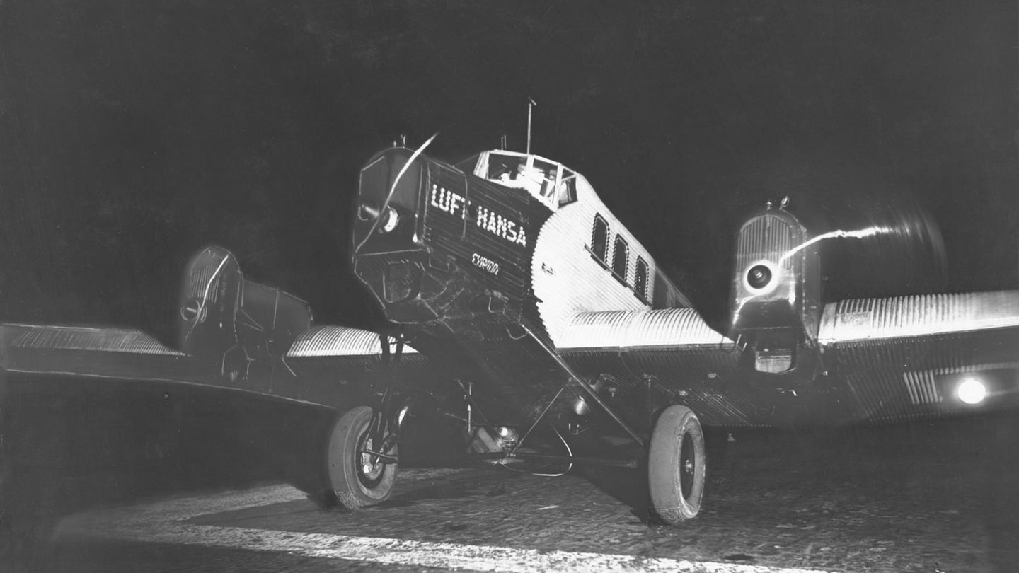 Eine Junkers G 24 nachts auf der Startbahn