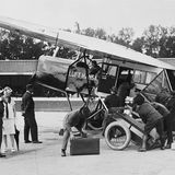 Passagiere steigen in eine Fokker F 2