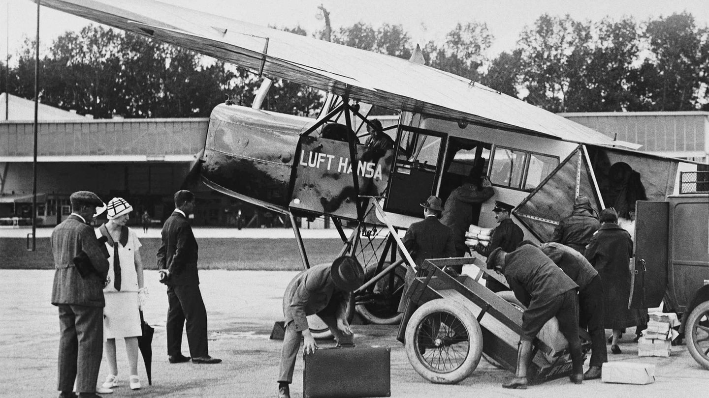 Passagiere steigen in eine Fokker F 2
