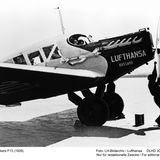 Der Propeller einer Junkers F 13 wird vom Bodenpersonal gedreht