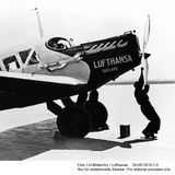 Der Propeller einer Junkers F 13 wird vom Bodenpersonal gedreht