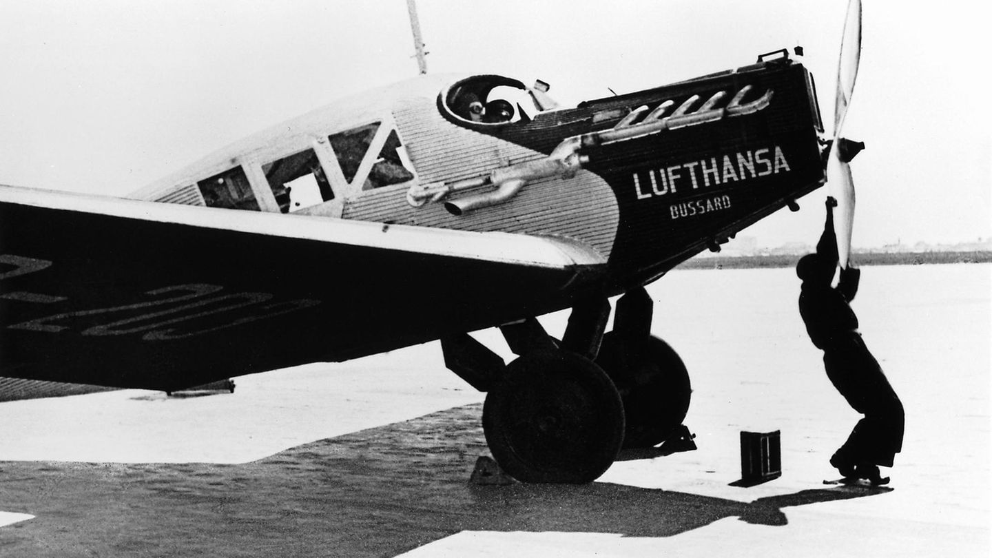 Der Propeller einer Junkers F 13 wird vom Bodenpersonal gedreht