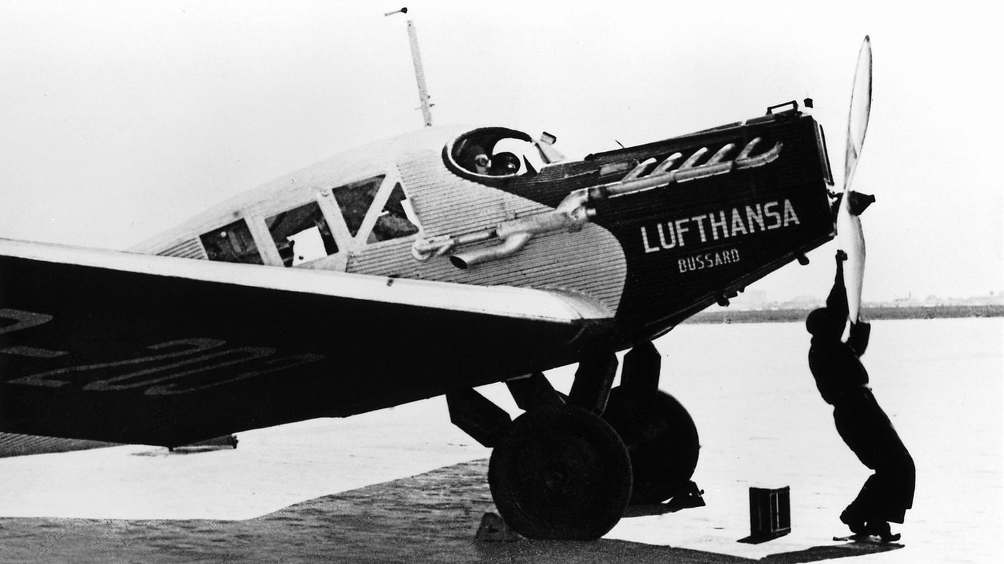 Der Propeller einer Junkers F 13 wird vom Bodenpersonal gedreht