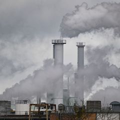 Die Idee hinter dem Emissionshandelssystem: Wer mehr Treibhausgase ausstößt, braucht auch mehr Zertifikate. (Archivbild) Foto: P