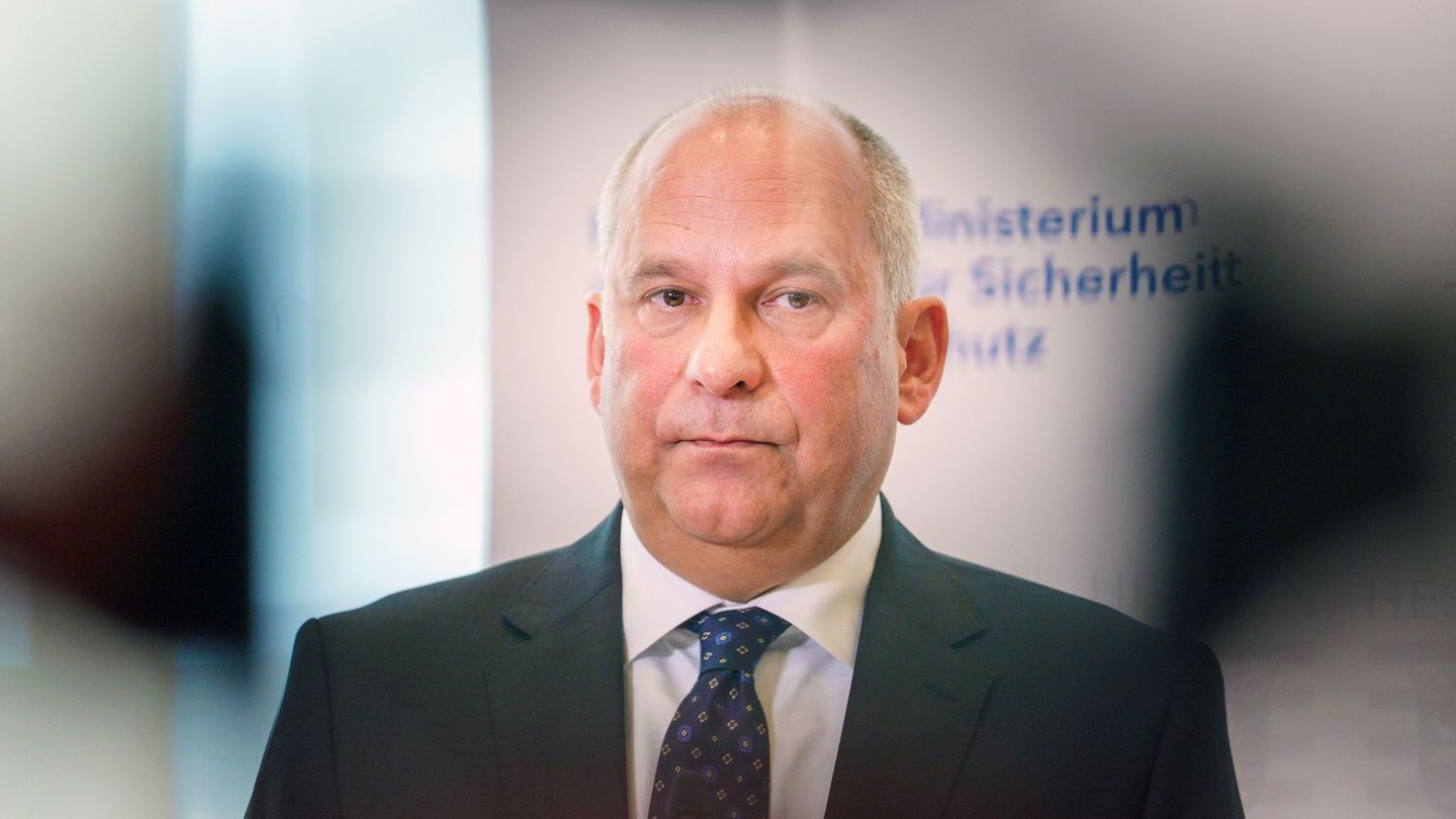 Hessens CDU-Innenminister Roman Poseck dringt auf eine konsequente Migrationswende. (Archivbild) Foto: Andreas Arnold/dpa