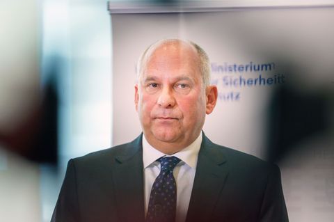 Hessens CDU-Innenminister Roman Poseck dringt auf eine konsequente Migrationswende. (Archivbild) Foto: Andreas Arnold/dpa