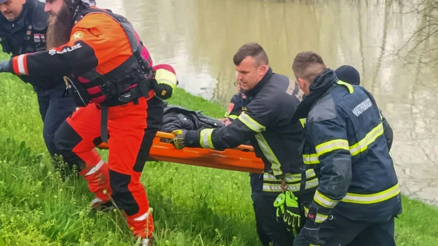 Helfer bergen einen Migranten