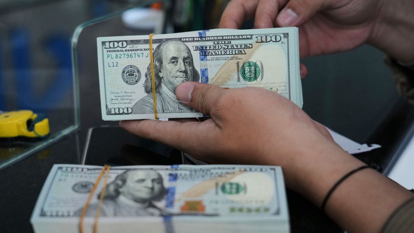 Bargeld angezündet: Jugendliche finden in Moskau Tasche mit 88.000 Dollar