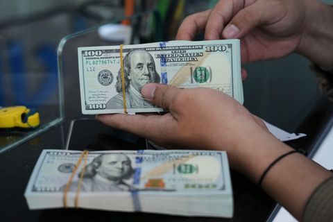 Jugendliche haben in der russischen Hauptstadt Moskau eine Damenhandtasche mit 88.000 Dollar Bargeld gefunden. (Symbolbild) Foto