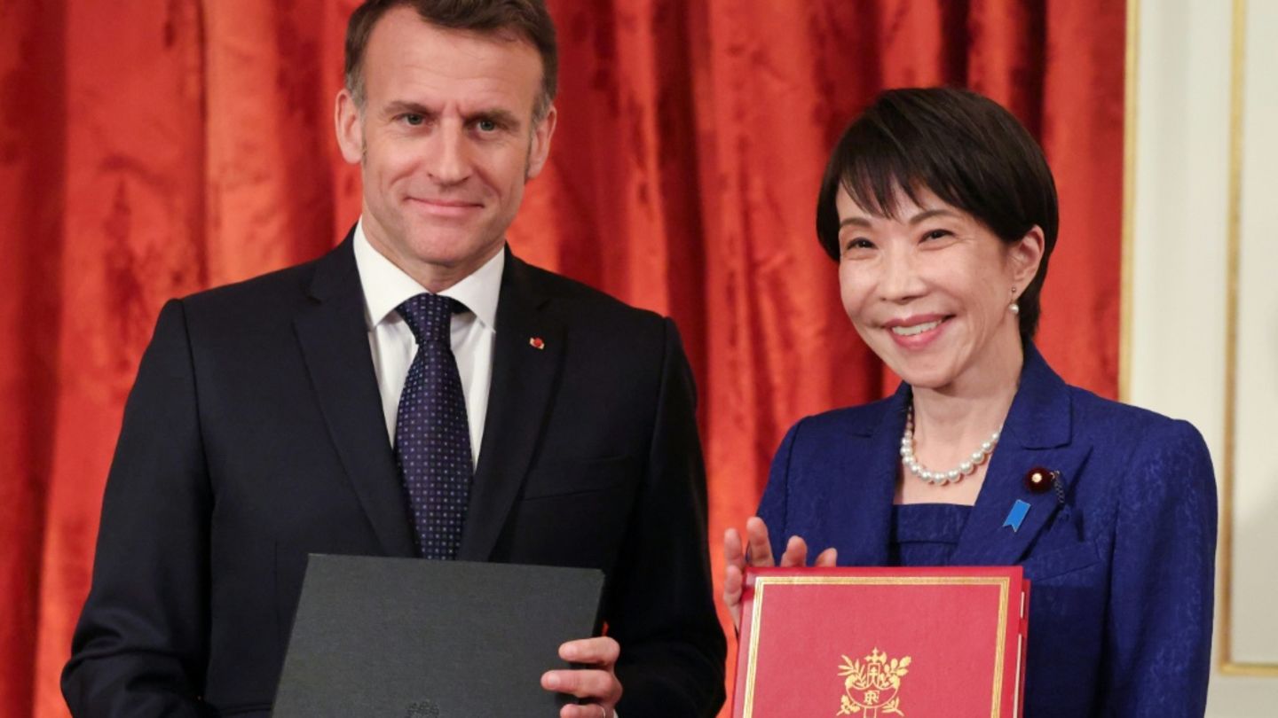 Frankreichs Präsident Macron und die japanische Regierungschefin Takaichi