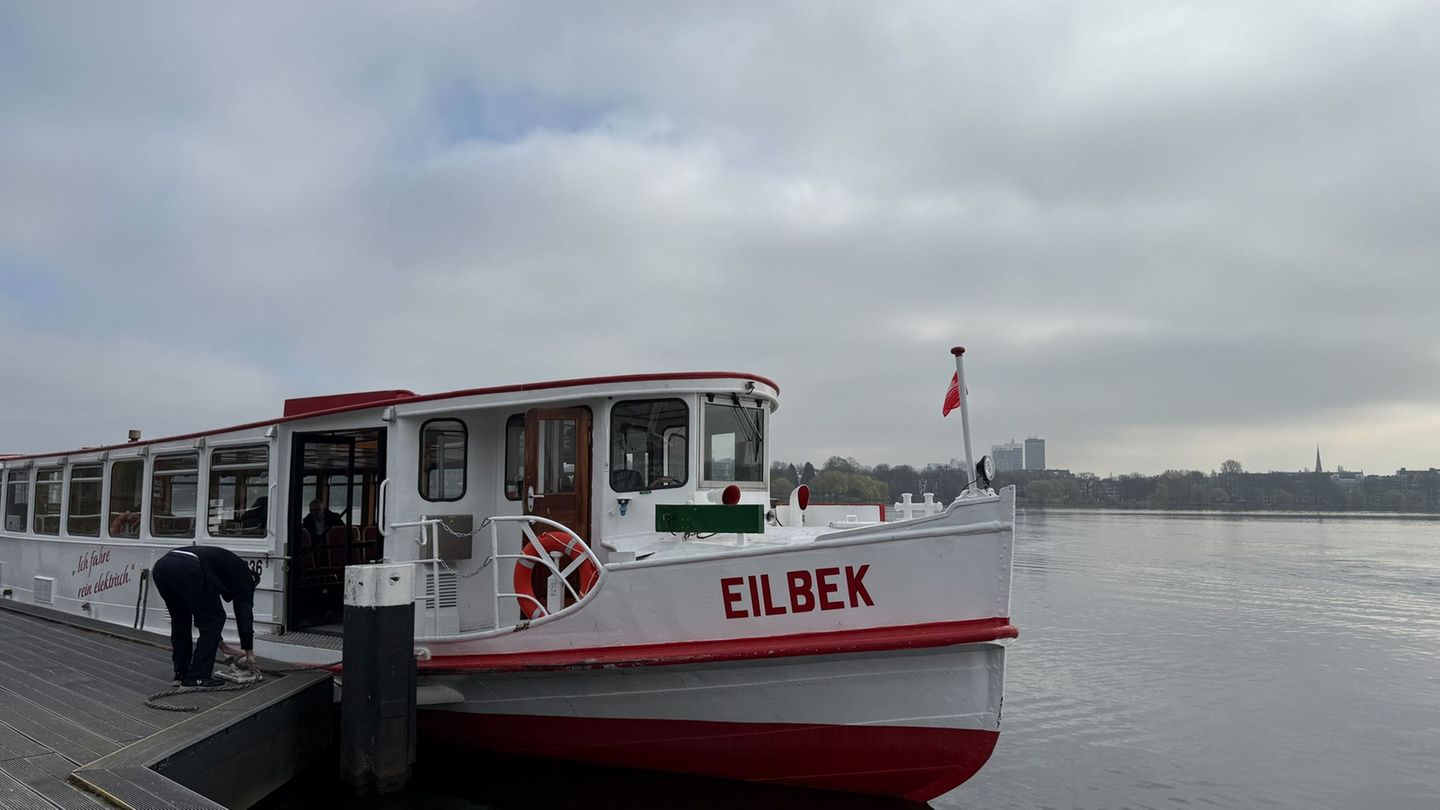 Die Alsterdampfer fahren wieder. Foto: Katrin Luxenburger/dpa