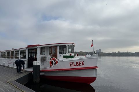 Die Alsterdampfer fahren wieder. Foto: Katrin Luxenburger/dpa
