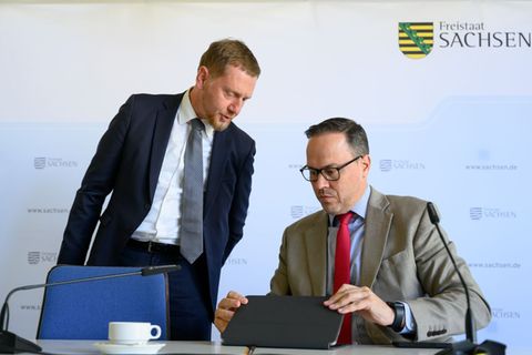 Ministerpräsident Michael Kretschmer (CDU, l) und Wirtschaftsminister Dirk Panter (SPD). Von den 4,8 Milliarden Euro, die Sachse