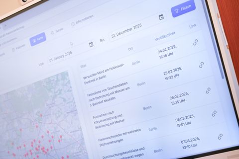 Ein Bildschirm zeigt eine von der Berliner AfD-Fraktion vorgestellte Übersicht von Vorfällen mit Messern, die auf der AfD-Websei
