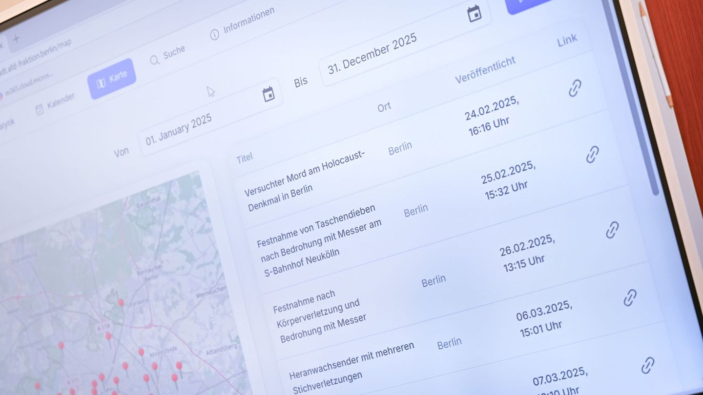 Ein Bildschirm zeigt eine von der Berliner AfD-Fraktion vorgestellte Übersicht von Vorfällen mit Messern, die auf der AfD-Websei