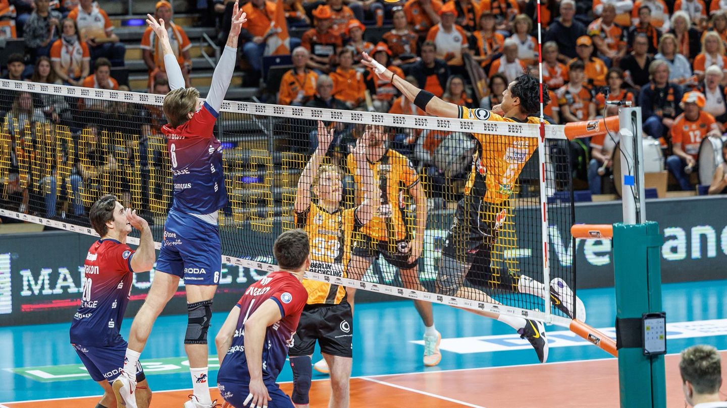 Mote (r) steht bei den Volleys kurz vor seinem Comeback. (Archivbild) Foto: Andreas Gora/dpa