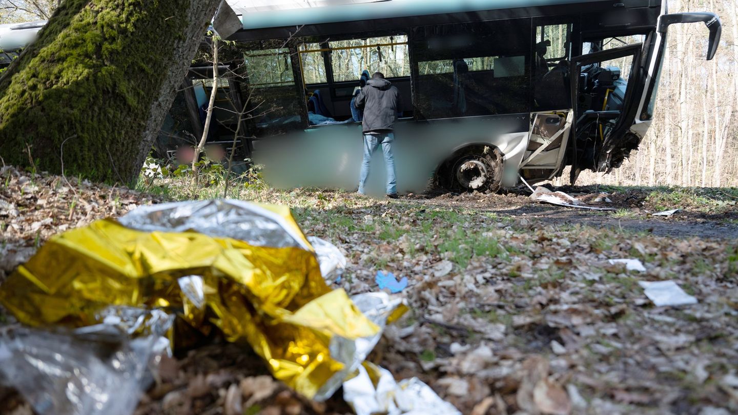Sieben Menschen werden bei dem Unfall verletzt Foto: Florian Wiegand/dpa