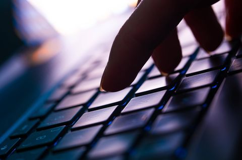 Todesliste im Darknet: Eine Hand tippt auf einer Tastatur