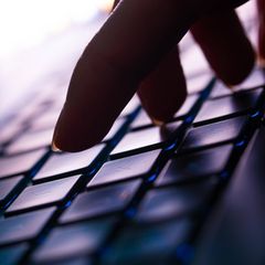 Todesliste im Darknet: Eine Hand tippt auf einer Tastatur