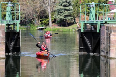 Ab Gründonnerstag starten die zehn Schleusenanlagen an Saale und Unstrut in die Saison 2026. (Archivbild) Foto: Jan Woitas/dpa-Z
