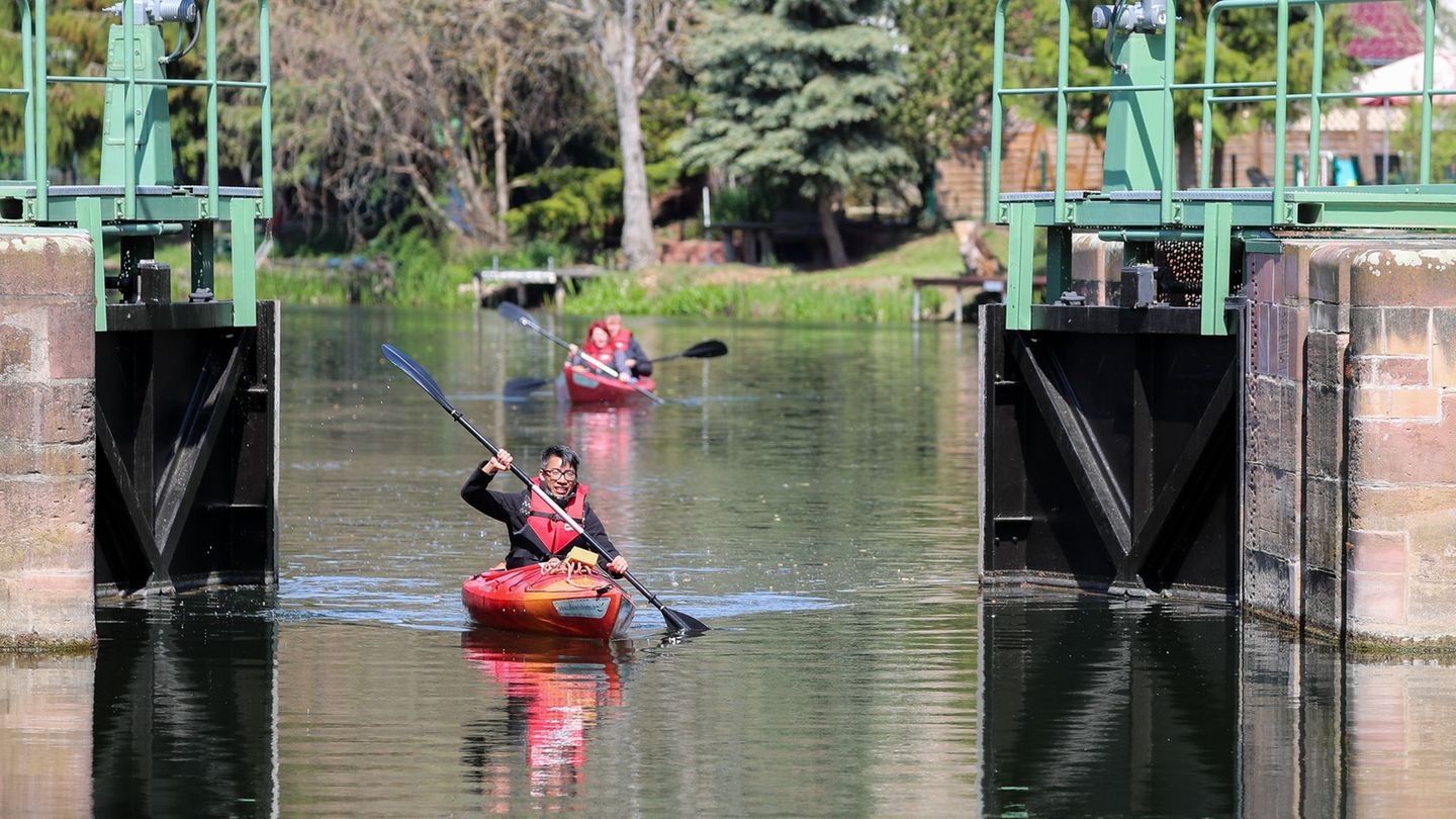 Ab Gründonnerstag starten die zehn Schleusenanlagen an Saale und Unstrut in die Saison 2026. (Archivbild) Foto: Jan Woitas/dpa-Z