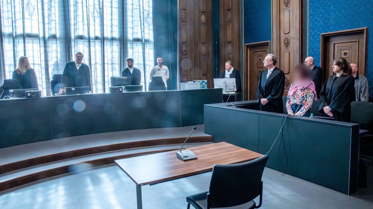 Im Prozess um einen Brandanschlag auf ein Wohnmobil mit drei schlafenden Menschen darin sind am Landgericht Schwerin hohe Haftst