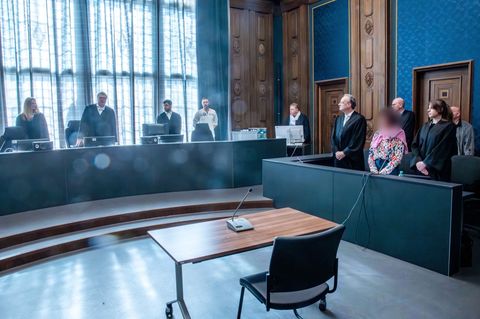 Im Prozess um einen Brandanschlag auf ein Wohnmobil mit drei schlafenden Menschen darin sind am Landgericht Schwerin hohe Haftst