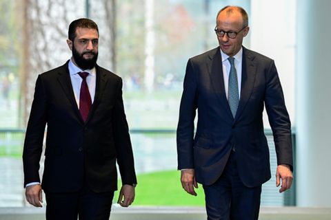 Syrischer Übergangspräsident al-Scharaa (l.) und Merz