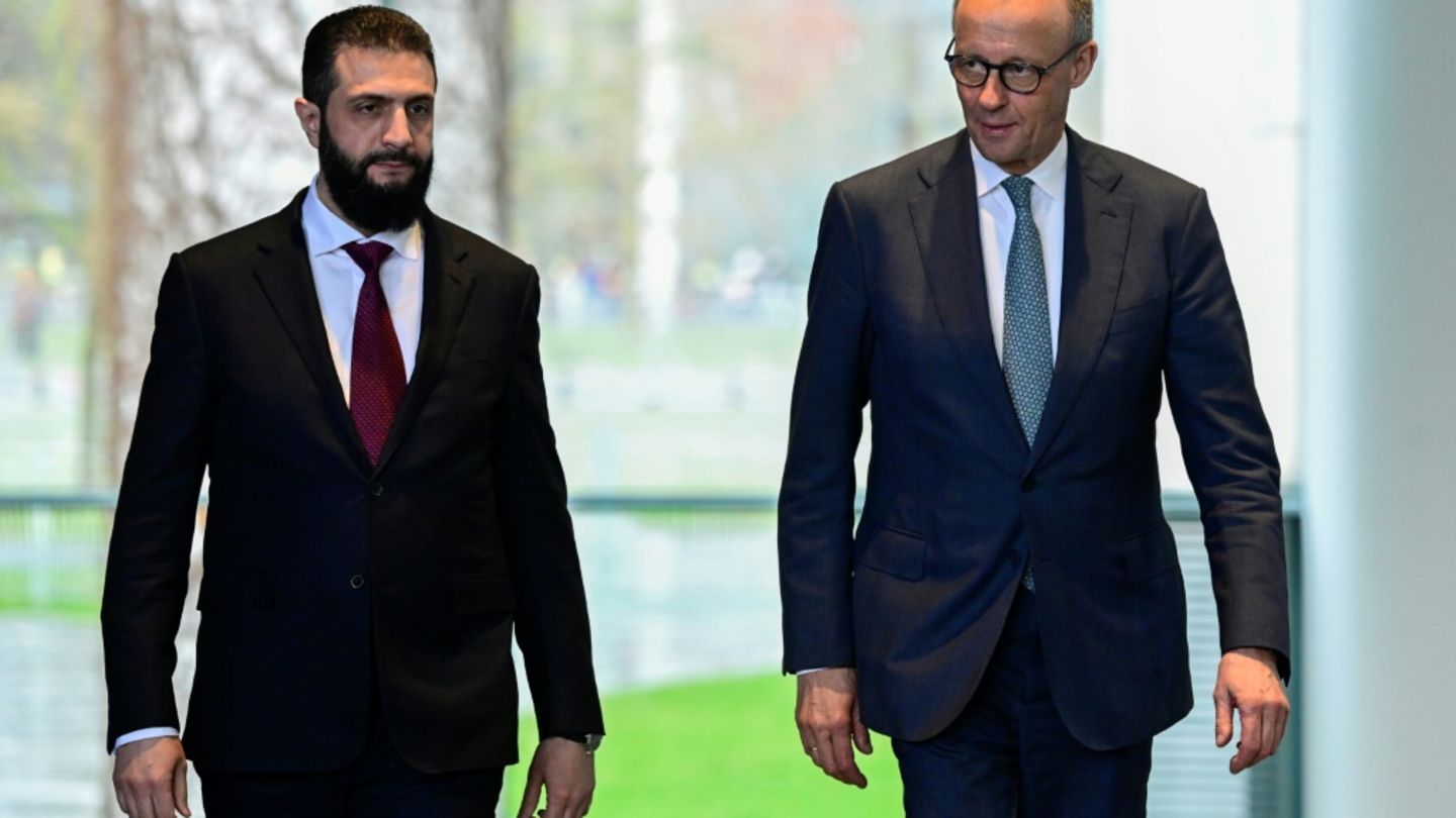 Syrischer Übergangspräsident al-Scharaa (l.) und Merz