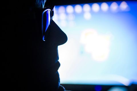 Ein Mann mit Brille vor einem Computerbildschirm