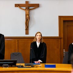 Die Vorsitzende Richterin (M) bei der Urteilsverkündung. Foto: Laszlo Pinter/dpa