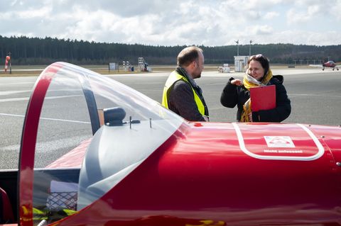 Brandenburgs Wissenschaftsministerin Manja Schüle (SPD) informiert sich am Flugplatz Schönhagen über Forschungsprojekte der Tech