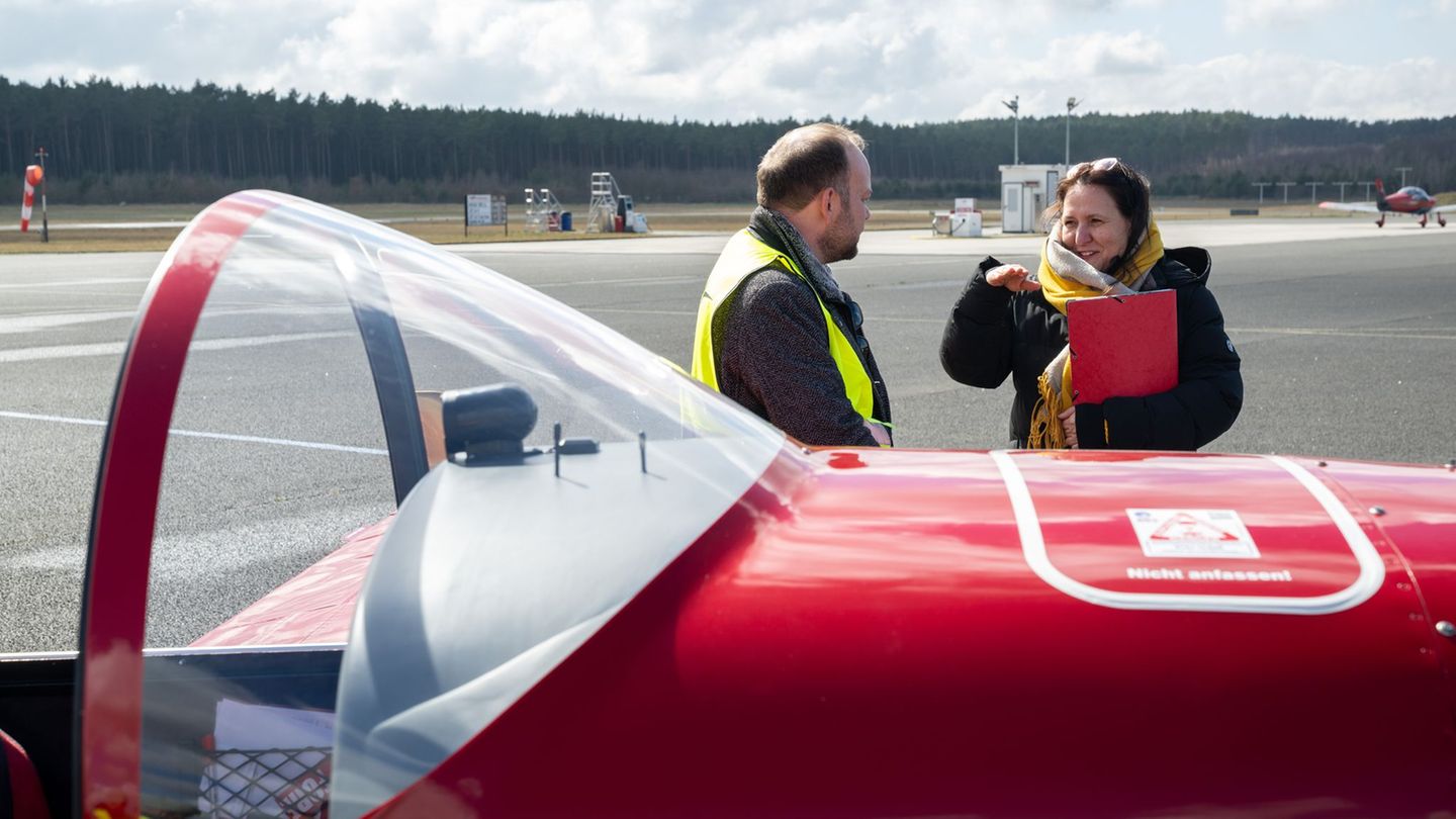 Brandenburgs Wissenschaftsministerin Manja Schüle (SPD) informiert sich am Flugplatz Schönhagen über Forschungsprojekte der Tech