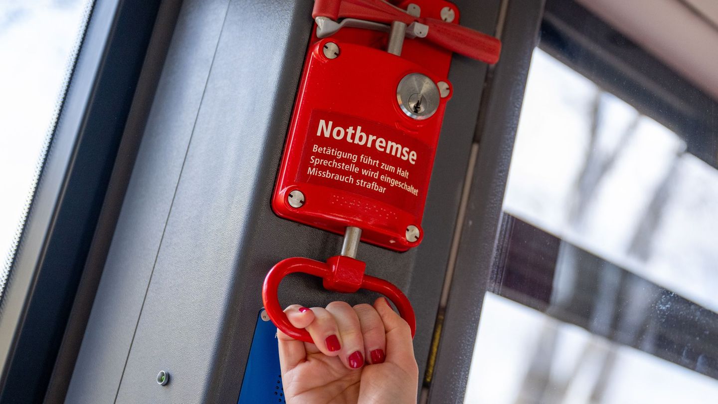 Beim Ziehen der Notbremse in der Tram stoppt das Fahrzeug sofort ab. Foto: Christophe Gateau/dpa