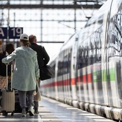 Die Deutsche Bahn rechnet über Ostern mit hoher Nachfrage, insbesondere im Fernverkehr. (Archivbild) Foto: Hannes Albert/dpa