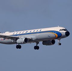 Ein moderner Airbus in den alten Farben der Lufthansa