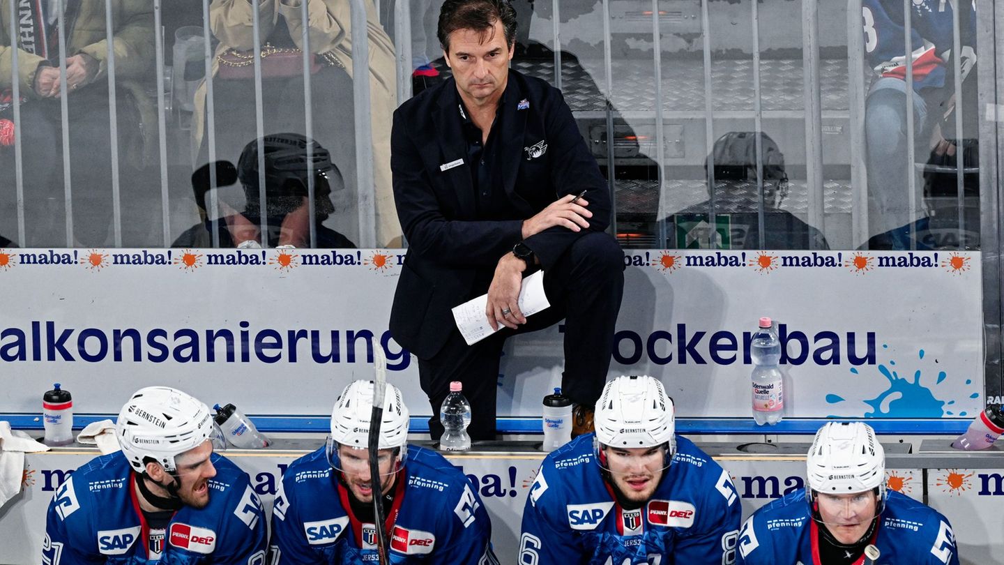 Adler-Trainer Eakins muss nun auf Stürmer O'Donnell verzichten. Foto: Uwe Anspach/dpa