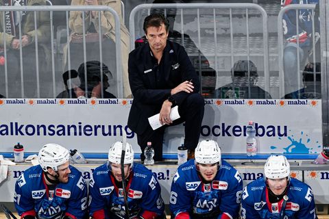 Adler-Trainer Eakins muss nun auf Stürmer O'Donnell verzichten. Foto: Uwe Anspach/dpa