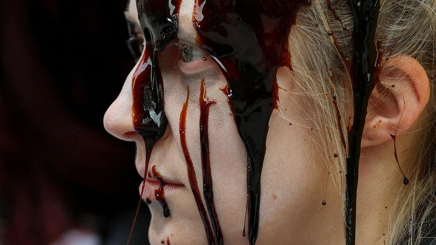 London, Großbritannien. Vor der US-Botschaft der britischen Hauptstadt protestieren Aktivisten gegen die Öl-Abhängigkeit des Vereinigten Königreiches. Interessant dabei: Hintergrund der Demo ist, nicht wie häufig in der Vergangenheit, der Klimaschutz, sondern die gestiegenen Energiepreise. Wie in Deutschland spüren britische Verbraucher den Irankrieg momentan an der Tankstelle und beim Heizöl.