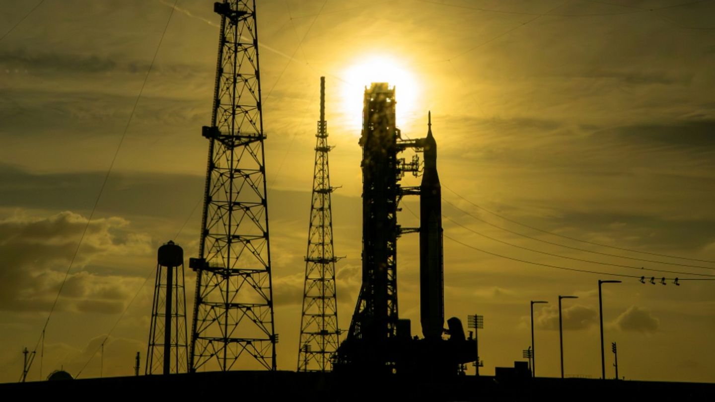 SLS-Rakete mit Orion-Raumkapsel in Cape Canaveral