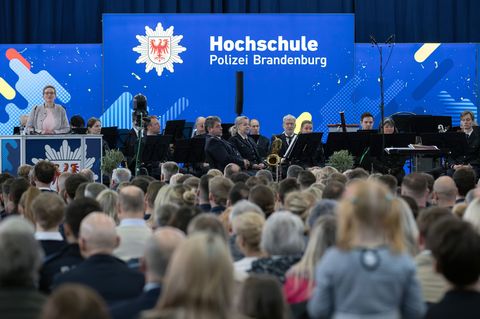 Zum 1. April wurden neue Anwärter für den Polizeidienst ernannt. (Archivbild) Foto: Soeren Stache/dpa