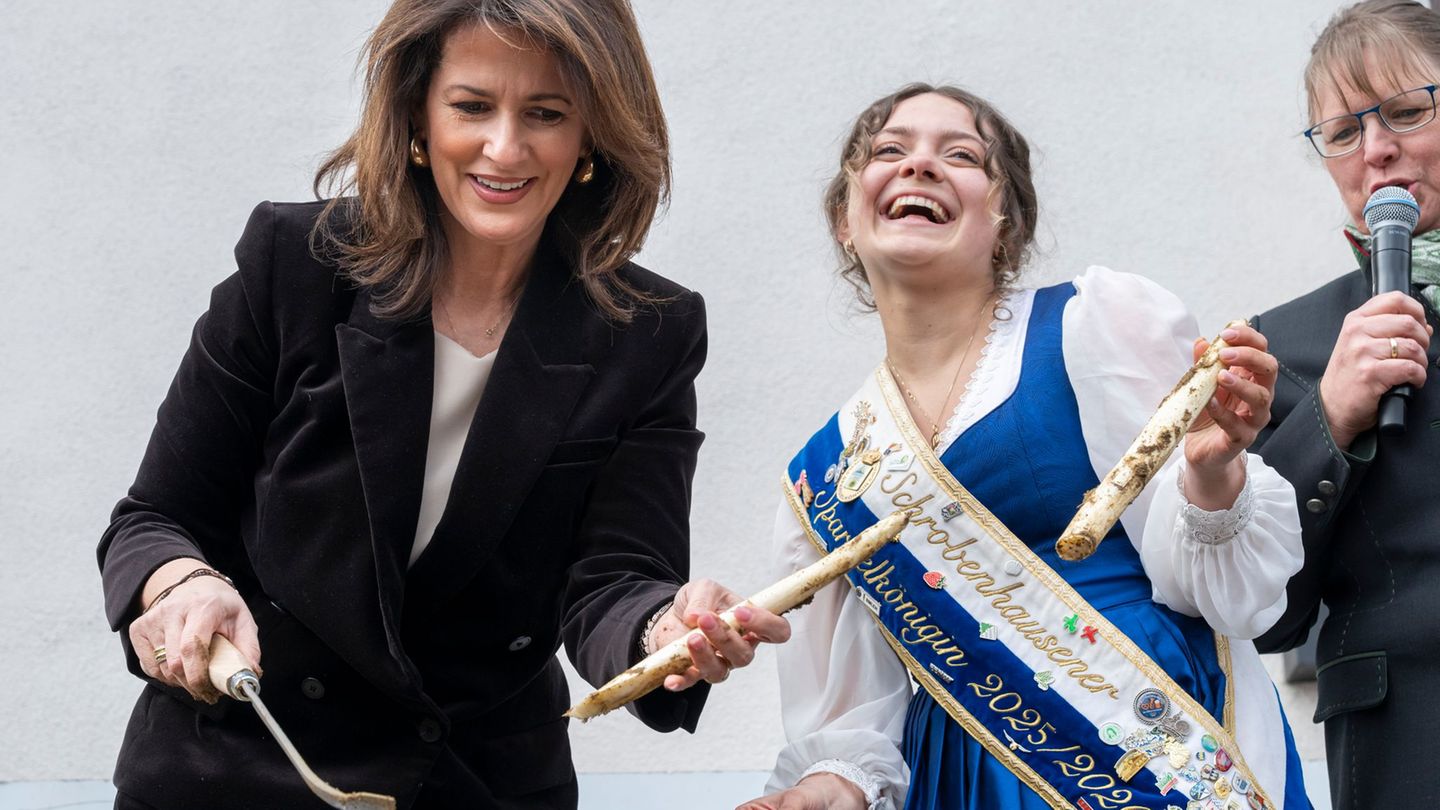 Michaela Kaniber, (l, CSU) Staatsministerin für Ernährung, Landwirtschaft und Forsten, und Franziska Schweiger, amtierende Sparg